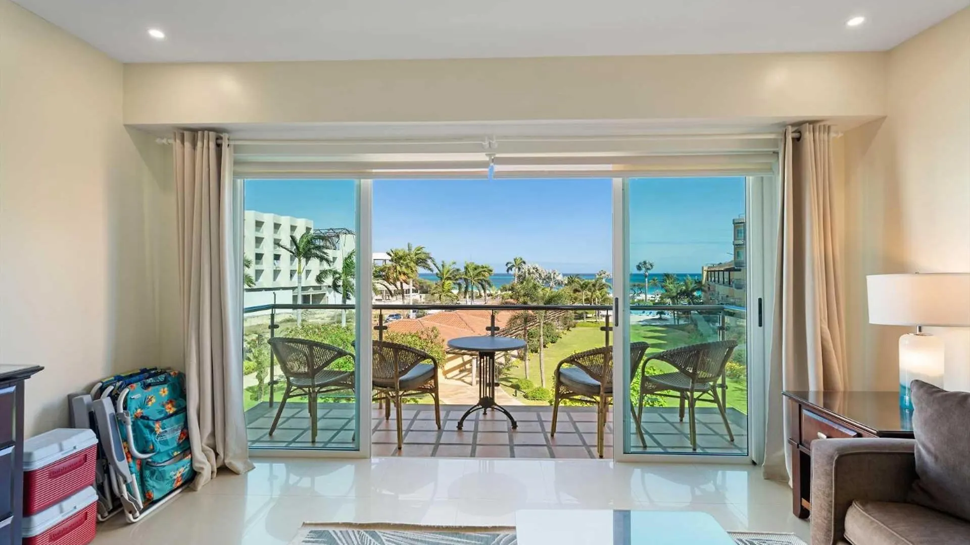 Beachfront - Emerald View 1Br Condo - P314 Palm Beach Casa de Férias